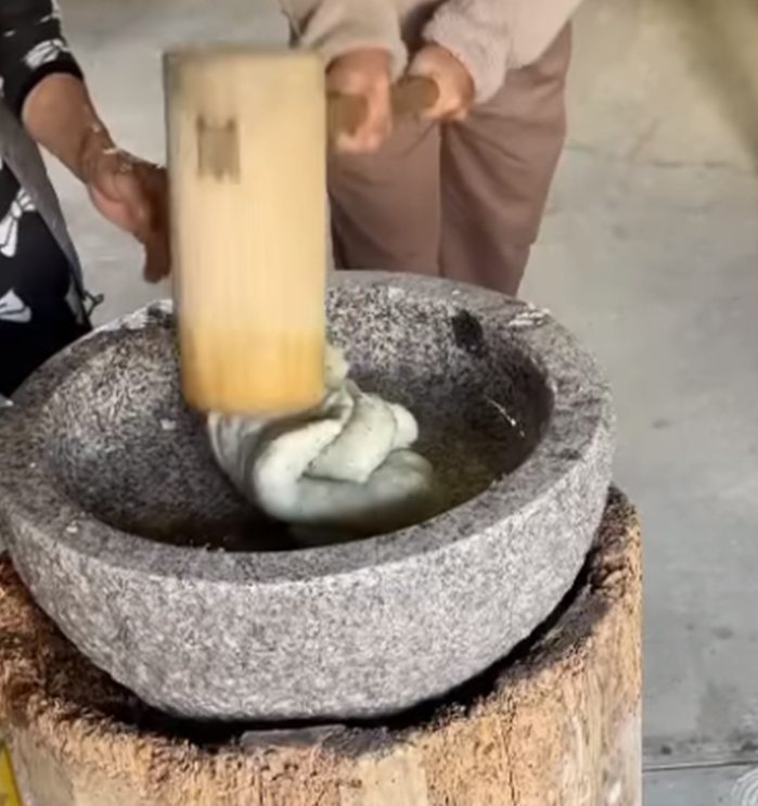 みんなでお餅つきをするレクリエーション